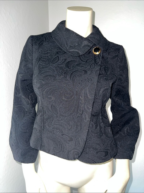 Guess Jackets & Blazers - Guess Black Textured Cropped Balloon Sleeve Blazer. Size Medium.